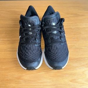 Youth Nike Zoom Pegasus. Great Condition! Minor signs of wear. See pics.